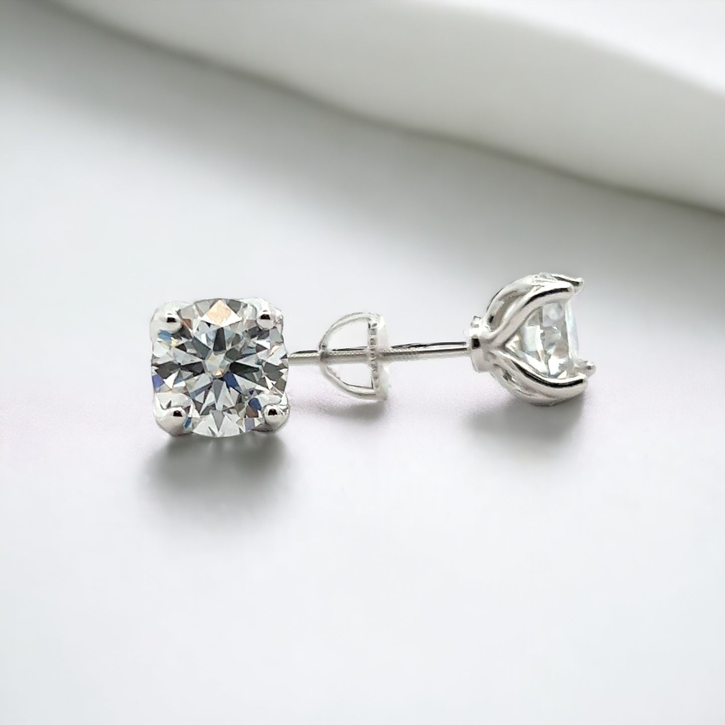 MEM-04 (7mm Moissanite Stone Earring)